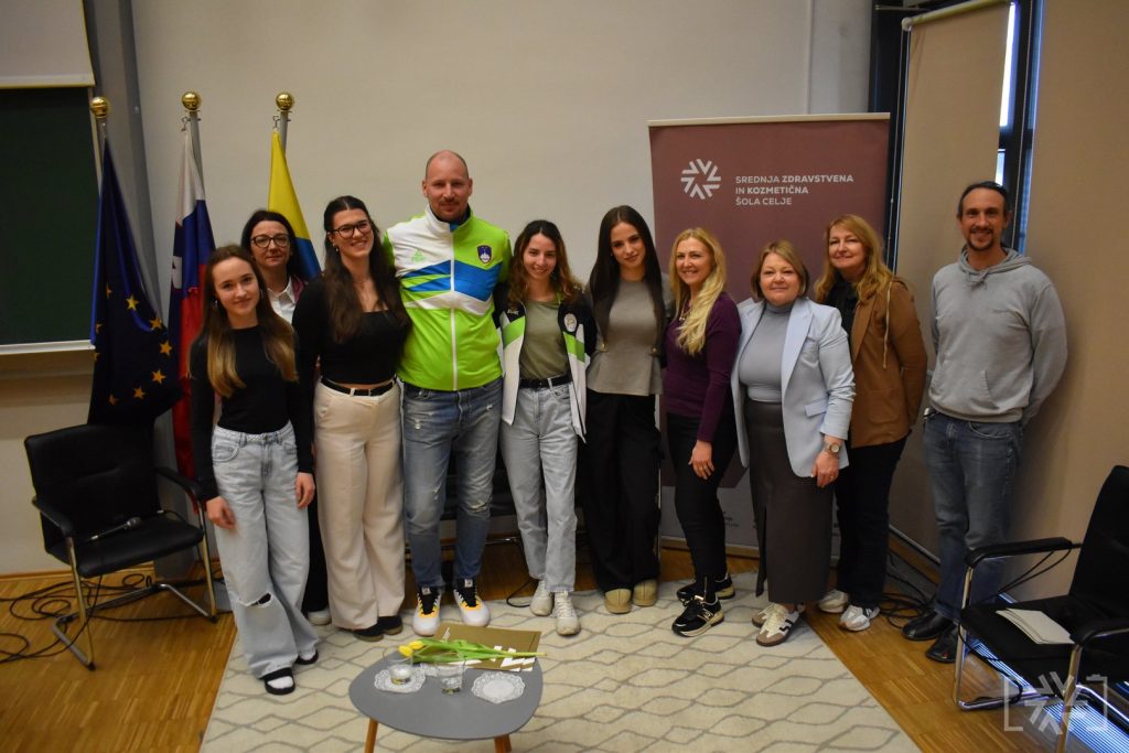 OKROGLA MIZA: IGRA, KI POVEZUJE – ODBOJKA SEDE IN MOČ ČLOVEŠKEGA DUHA