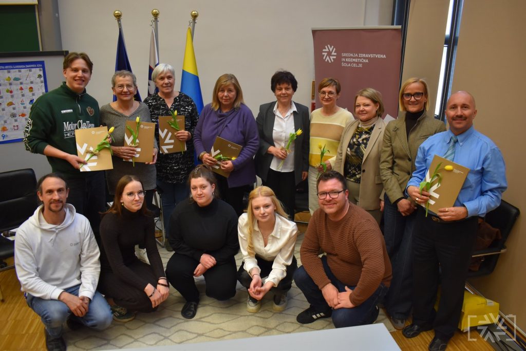 OKROGLA MIZA: KO BESEDE NISO DOVOLJ – DELO Z GLUHIMI IN NAGLUŠNIMI