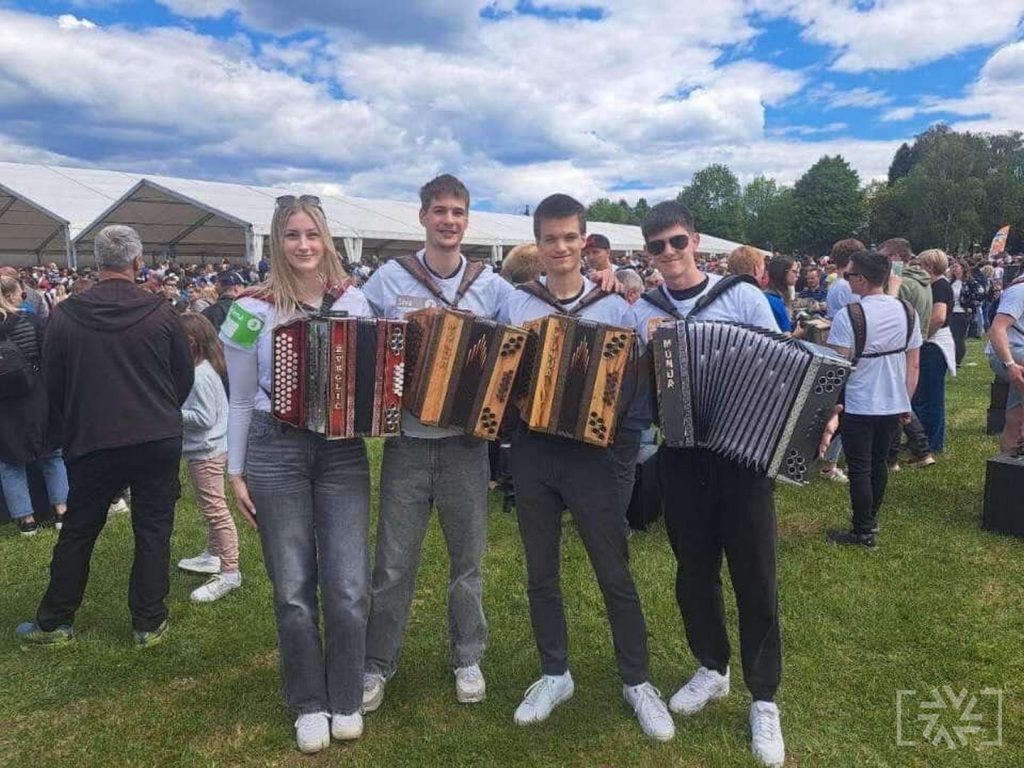 HARMONIKARJI SZKŠC SODELOVALI NA  1. PRAZNIKU HARMONIKE NA VISTI  