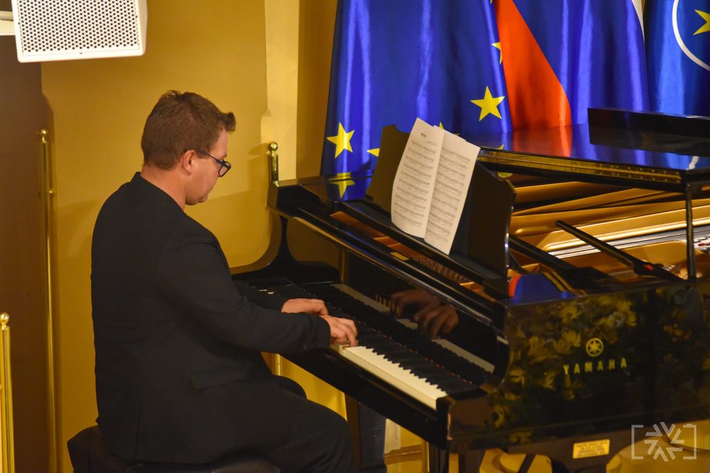 Z GLASBO IN STROKOVNIM ZNANJEM OB 40-LETNICI DRUŠTVA KLIC UPANJA